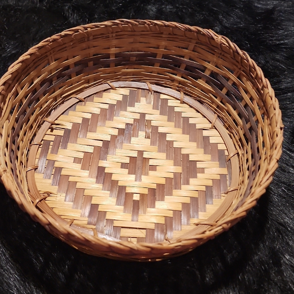 WICKER BASKET ROUND SHAPE.  10  1/2" SIZE.